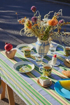 Arabia Moomin Mok 2023 Garden Party -Beker Winkel 574532 01 40 EnvironmentImage a0c87edc77